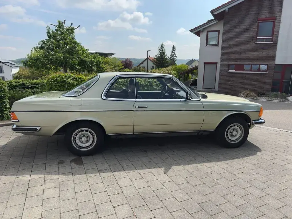 Gebraucht Mercedes 230 136 PS (100 kW) 1983 Beige Coupé