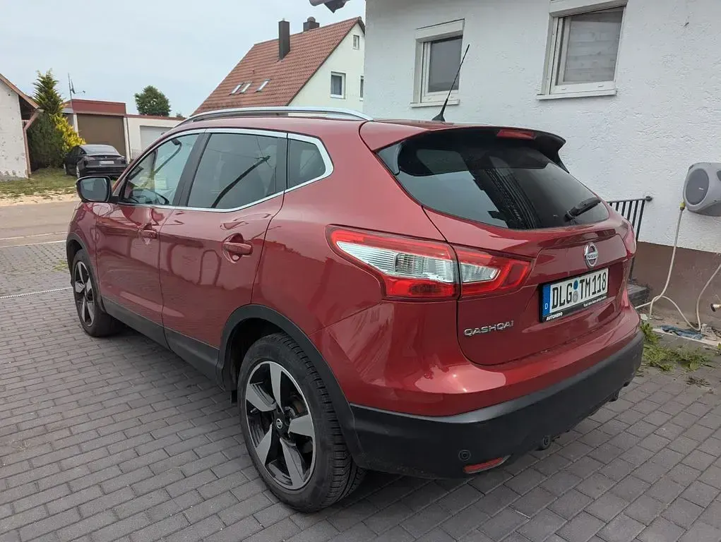 Gebraucht Nissan Qashqai 360º 116 PS (85 kW) 2014 Rot SUV