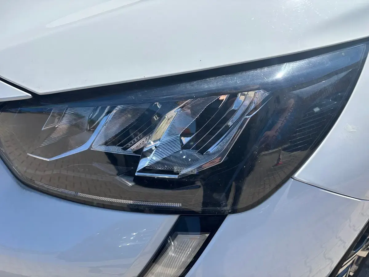 Gebraucht Peugeot 208 Allure 101 PS (74 kW) 2022 Weiß Kleinwagen
