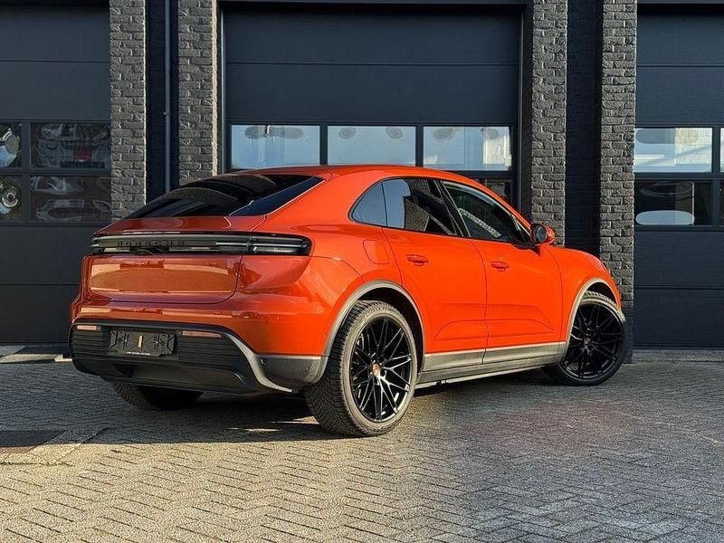 Second-hand Porsche Macan 4 Electric 300 kW (408 CP) 2024 SUV
