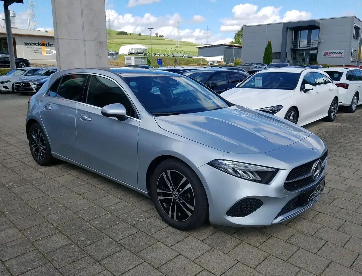 Gebraucht Mercedes A200 150 PS (110 kW) 2024 Metalliclack hightechsilber Limousine