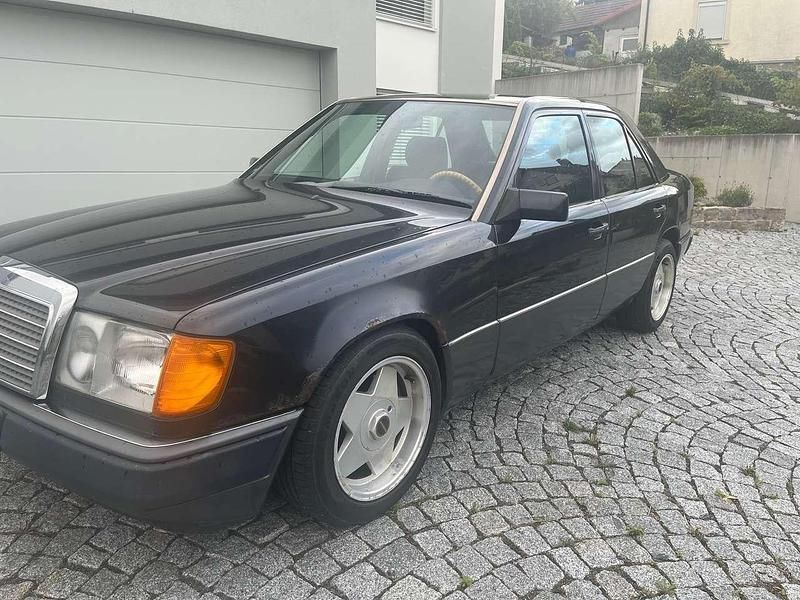 Schwarz Gebraucht 1990 Mercedes E260 Limousine | 2.900 € - Bild 1/4