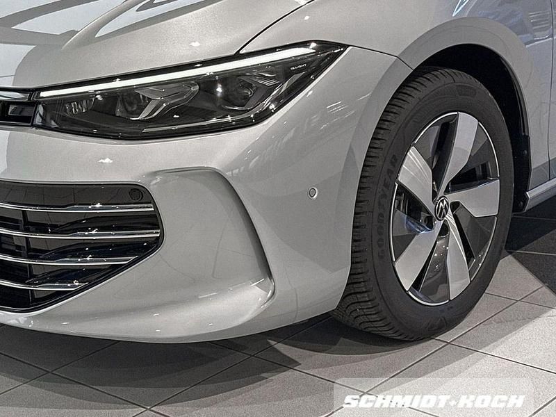 Gebraucht VW Passat Elegance 150 PS (110 kW) 2024 Oyster silver (silber) Kombi