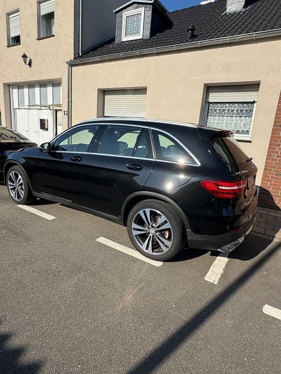 Schwarz Gebraucht 2016 Mercedes GLC250 SUV | 24.000 € (Guter Preis) - Bild 1/4