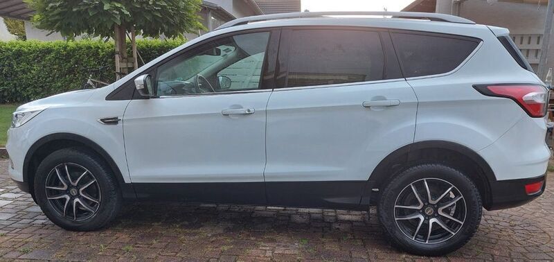 Weiß Gebraucht 2018 Ford Kuga Cool & Connect SUV | 17.999 € (Fairer Preis) - Bild 1/4