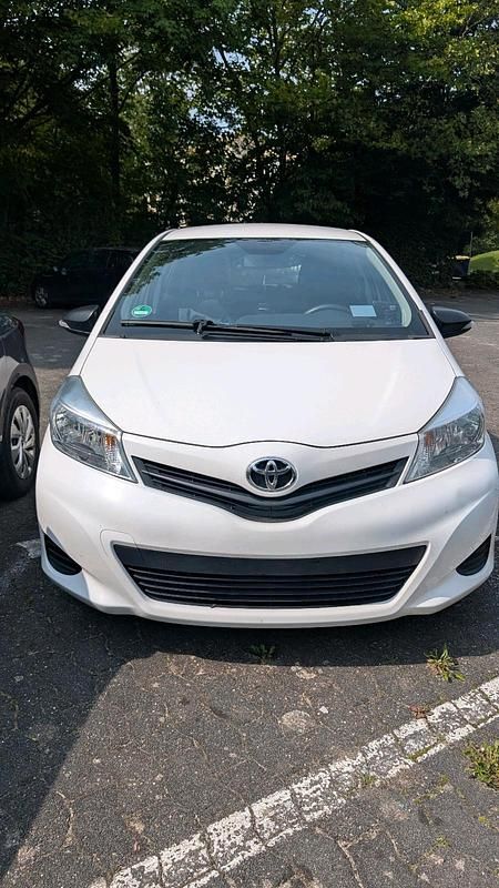 Weiß Gebraucht 2014 Toyota Yaris Kleinwagen | 7.000 € - Bild 1/4