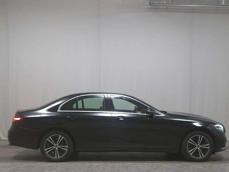 Schwarz Gebraucht 2022 Mercedes E300 Avantgarde Limousine | 30.980 € (Guter Preis) - Bild 1/4