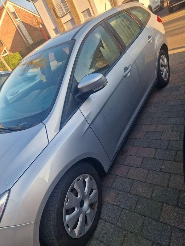 Silber Gebraucht 2013 Ford Focus Trend Kombi | 3.900 € - Bild 1/4