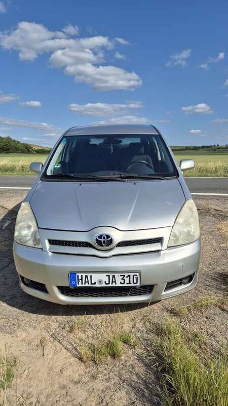 Grau Gebraucht 2005 Toyota Corolla Verso Sol Van / Kleinbus | 3.200 € (Fairer Preis) - Bild 1/4