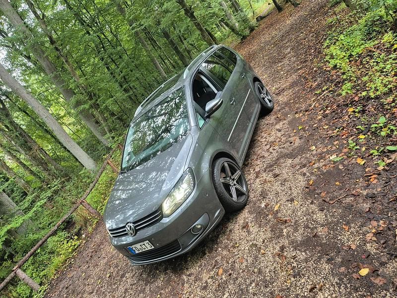 Grau Gebraucht 2012 VW Touran Highline Van / Kleinbus | 7.999 € (Fairer Preis) - Bild 1/4