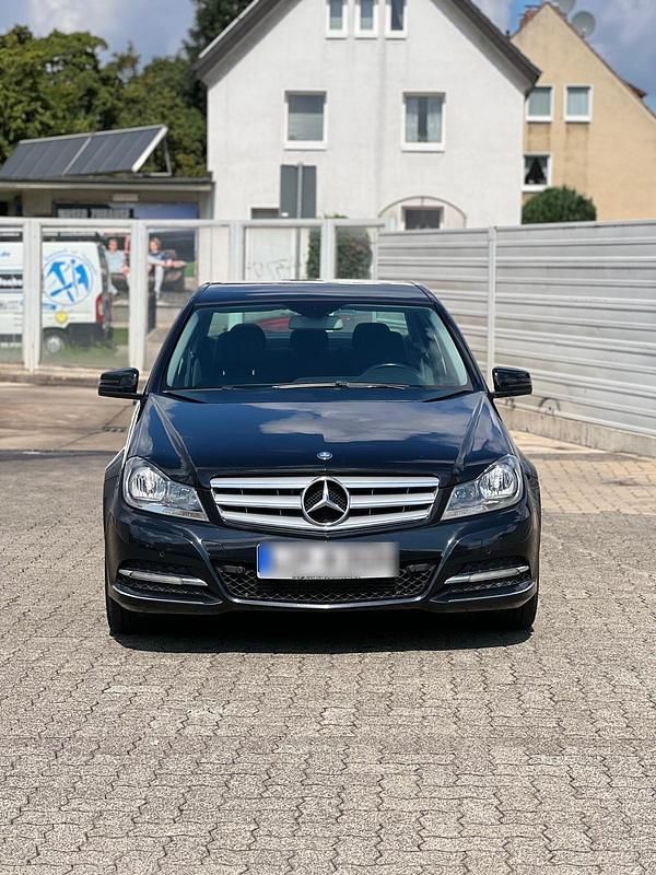 Schwarz Gebraucht 2012 Mercedes C180 Limousine | 8.300 € - Bild 1/4