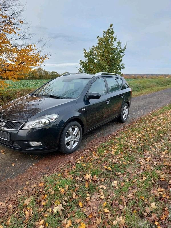 Gebraucht Kia Ceed 90 PS (66 kW) 2012 Schwarz Kleinwagen