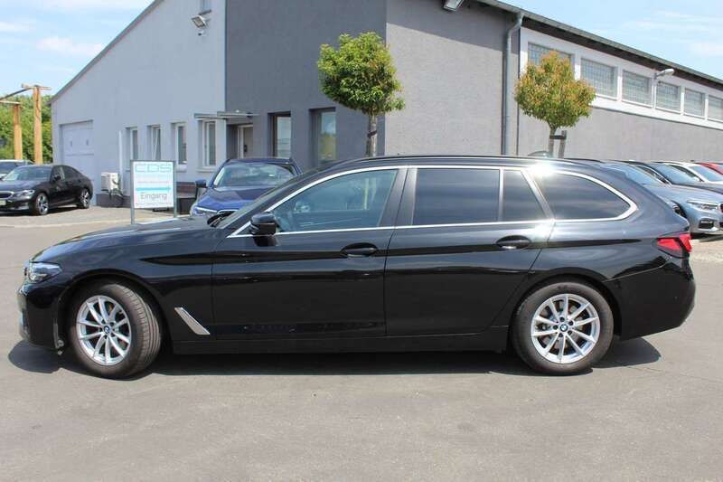 Saphirschwarz Gebraucht 2023 BMW 520 Sport Line Kombi | 36.980 € (Fairer Preis) - Bild 1/4