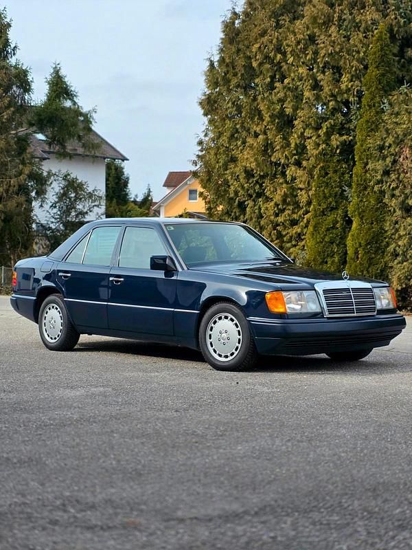 Gebraucht Mercedes E200 118 PS (86 kW) 1990 Blau Limousine