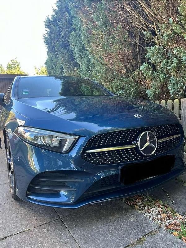 Blau Gebraucht 2020 Mercedes A180 AMG line Limousine | 22.450 € (Guter Preis) - Bild 1/4