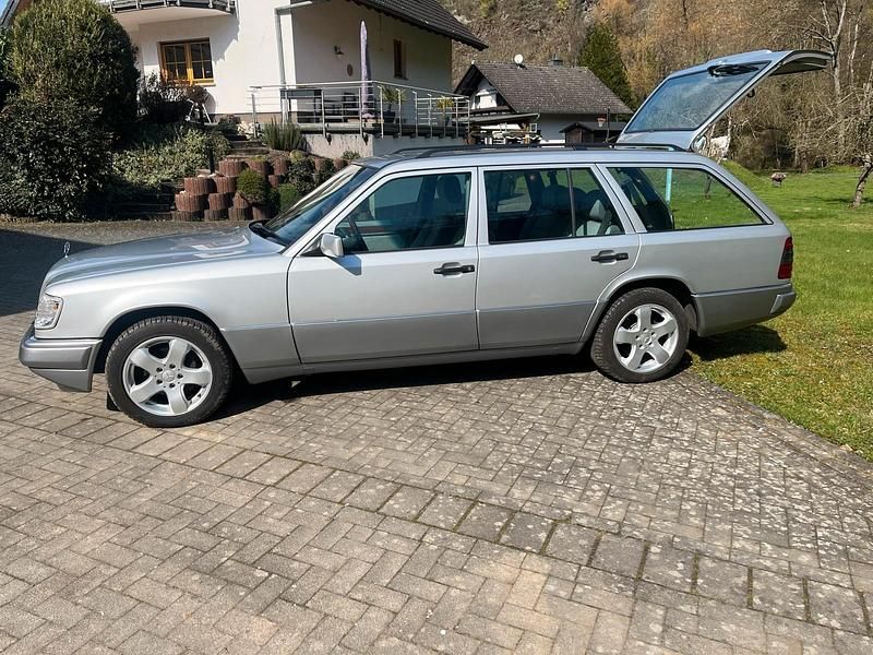 Second-hand Mercedes E320 220 CP (161 kW) 1994 Argintiu Break