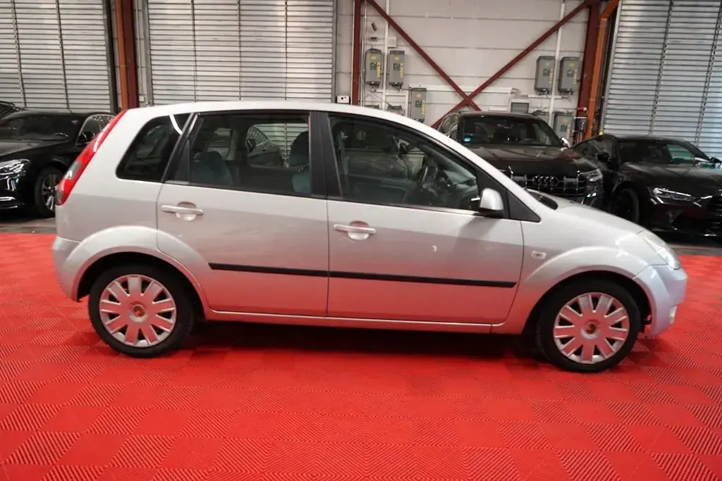 Gebraucht Ford Fiesta 60 PS (44 kW) 2005 Silber Kleinwagen