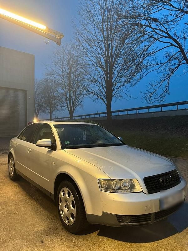 Silber Gebraucht 2002 Audi A4 Limousine | 1.000 € (Superpreis) - Bild 1/4