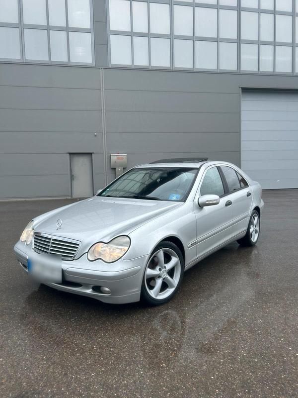 Silber Gebraucht 2004 Mercedes C200 Limousine | 4.300 € (Etwas zu teuer) - Bild 1/4