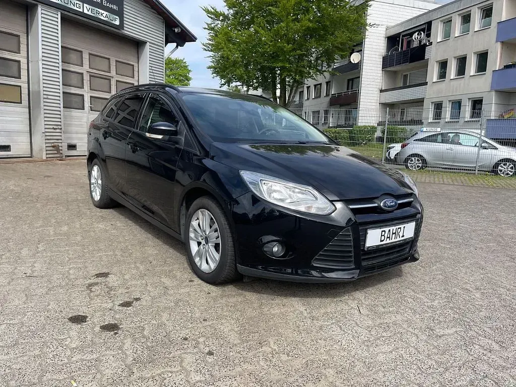 Gebraucht Ford Focus Trend 125 PS (91 kW) 2014 Schwarz Limousine