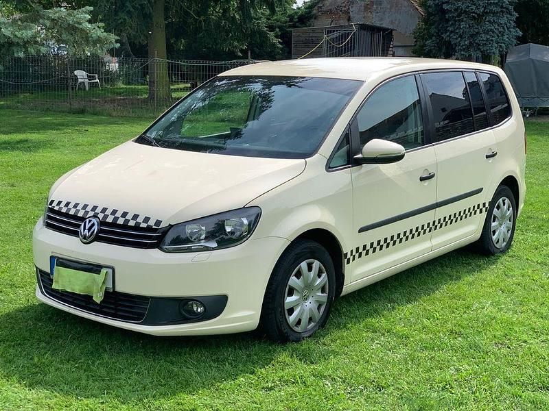 Beige Gebraucht 2015 VW Touran Highline Van / Kleinbus | 7.333 € (Superpreis) - Bild 1/4