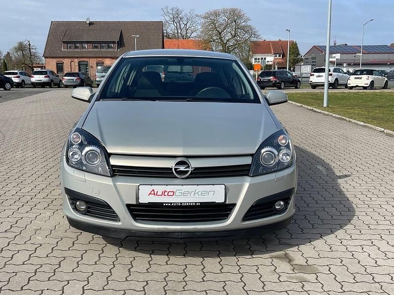 Gebraucht Opel Astra Edition 105 PS (77 kW) 2005 Pannacotta metallic Limousine