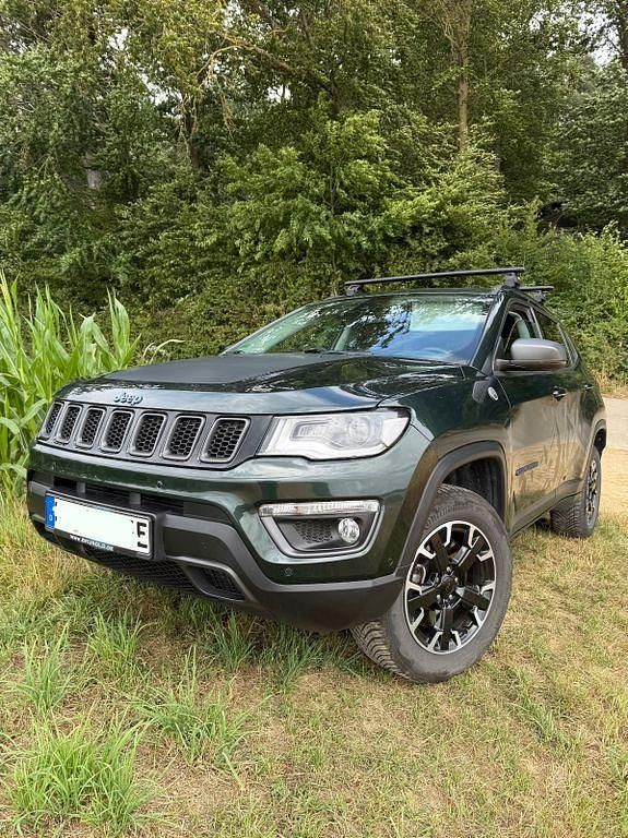 Grün Gebraucht 2021 Jeep Compass Trailhawk SUV | 21.850 € (Fairer Preis) - Bild 1/4