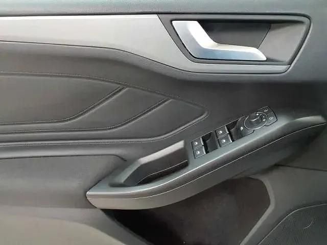 Gebraucht Ford Focus Cool & Connect 120 PS (88 kW) 2023 Frozen white Limousine