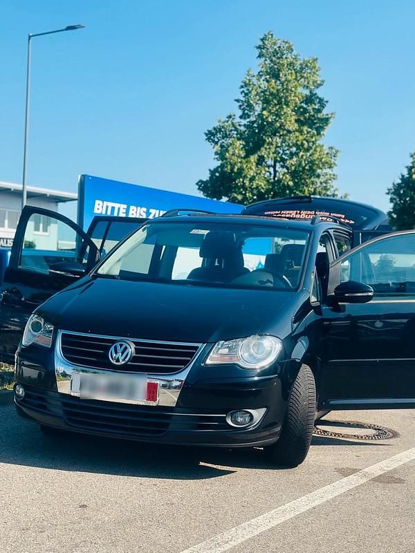 Schwarz Gebraucht 2009 VW Touran Van / Kleinbus | 2.850 € (Fairer Preis) - Bild 1/4