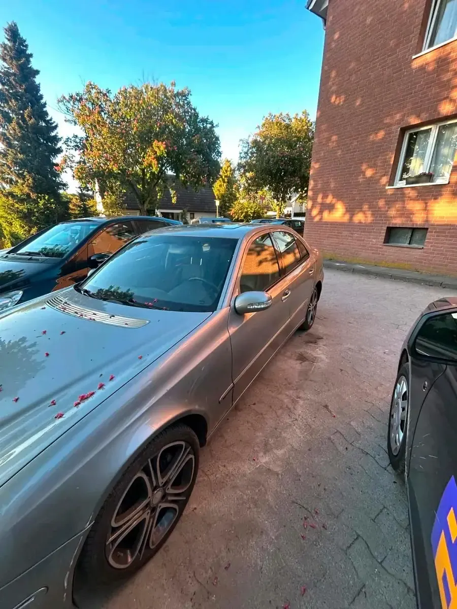 Gebraucht Mercedes E270 177 PS (130 kW) 2003 Silber Limousine