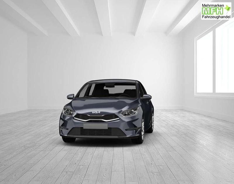 Neu Kia Ceed 140 PS (102 kW) 2026 Penta grau Kleinwagen