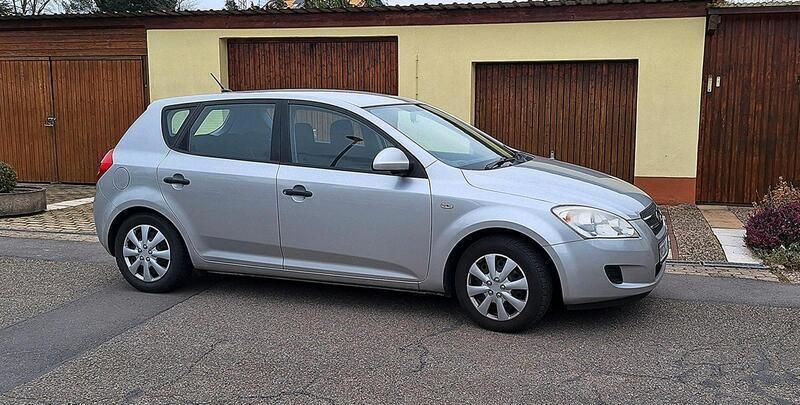 Grau Gebraucht 2009 Kia Ceed Limousine | 2.200 € (Superpreis) - Bild 1/4