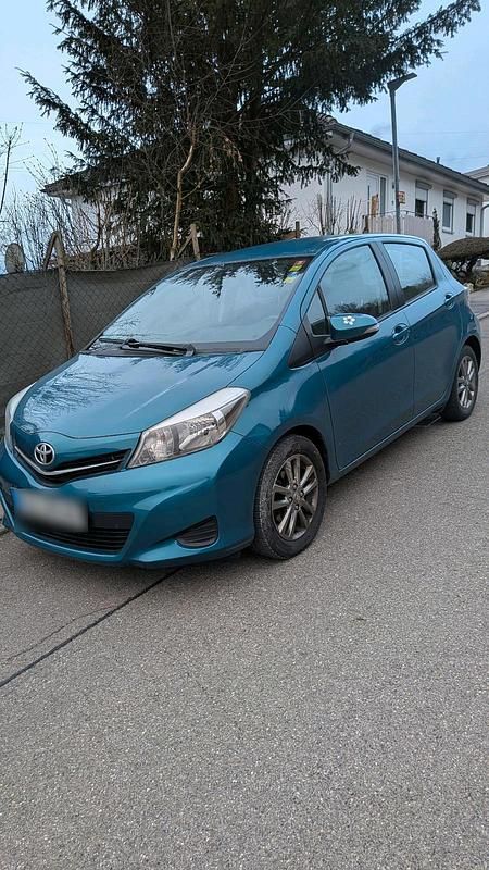 Gebraucht Toyota Yaris 99 PS (72 kW) 2014 Blau Kleinwagen