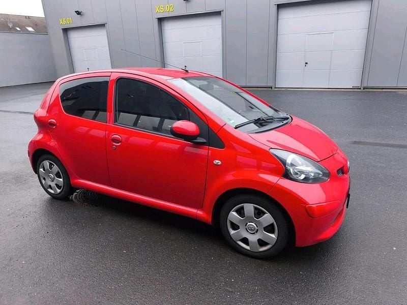 Gebraucht Toyota Aygo 68 PS (50 kW) 2007 Rot Kleinwagen