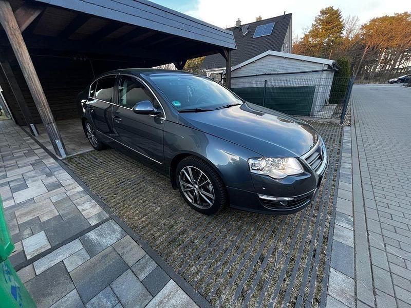 Gebraucht VW Passat Comfortline 122 PS (89 kW) 2010 Grau Limousine