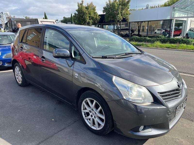 Grau Gebraucht 2012 Toyota Verso Travel Van / Kleinbus | 5.900 € (Superpreis) - Bild 1/4