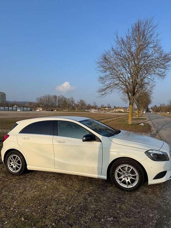 Gebraucht Mercedes A180 122 PS (89 kW) 2015 Weiß Kleinwagen