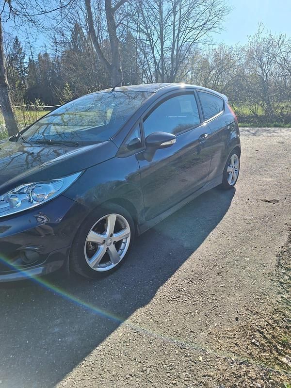 Gebraucht Ford Fiesta 92 PS (67 kW) 2010 Blau Kleinwagen