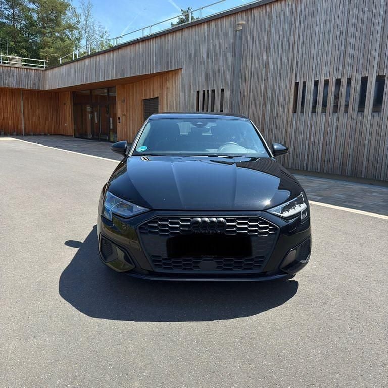 Schwarz Gebraucht 2021 Audi A3 Sportback e-tron Comfort Limousine | 22.900 € (Etwas zu teuer) - Bild 1/4