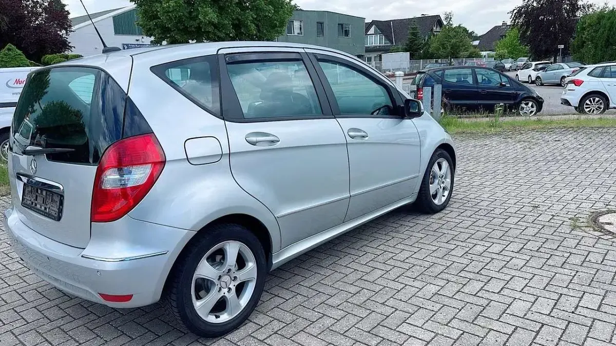 Gebraucht Mercedes A160 Elegance 95 PS (69 kW) 2011 Silber Kleinwagen