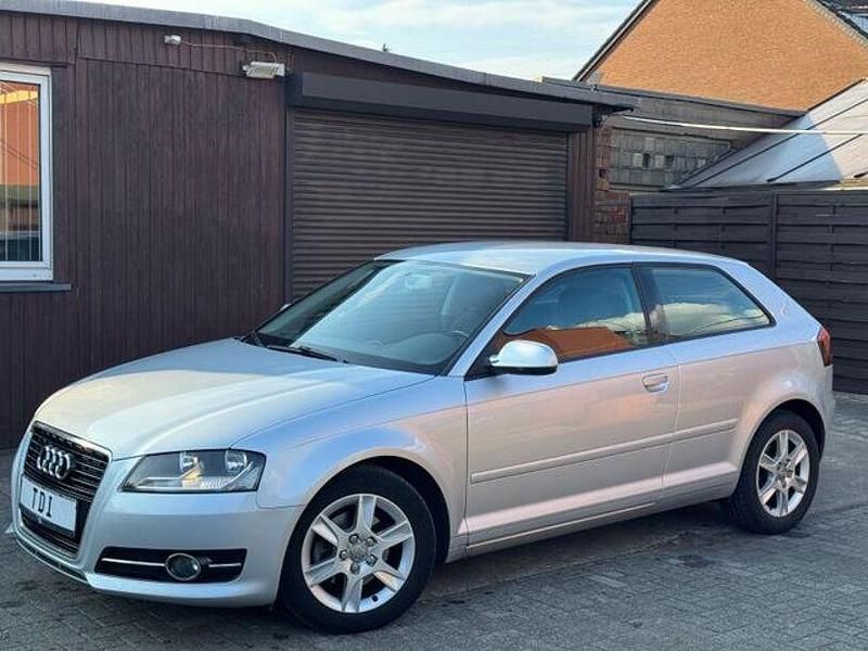 Silber Gebraucht 2011 Audi A3 Attraction Limousine | 4.450 € (Guter Preis) - Bild 1/4