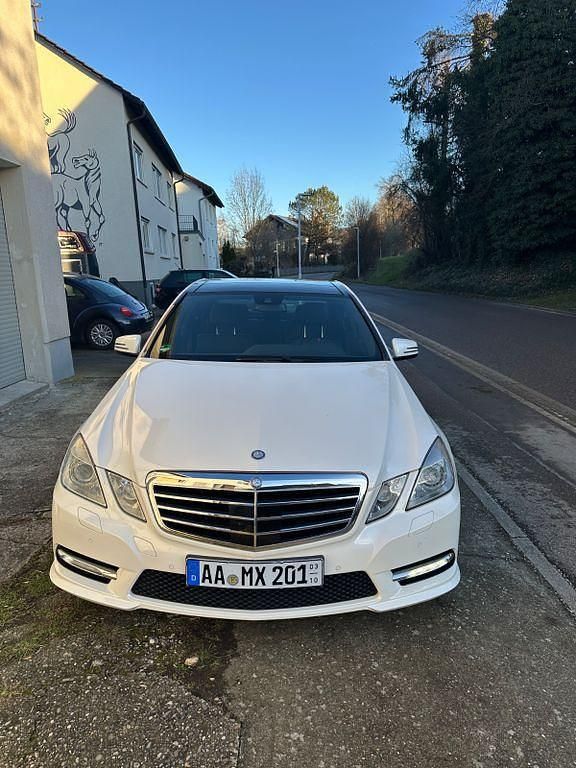 Gebraucht Mercedes E500 Avantgarde 408 PS (300 kW) 2012 Weiß Limousine