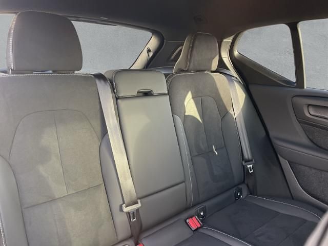 Gebraucht Volvo XC40 Plus 197 PS (144 kW) 2025 Sand dune / metallic SUV