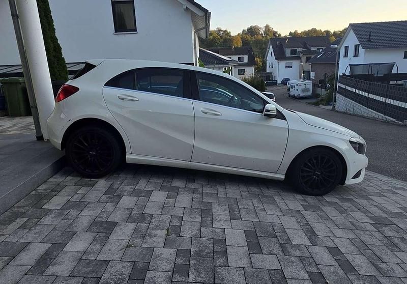 Weiß Gebraucht 2013 Mercedes A180 Avantgarde Limousine | 8.999 € - Bild 1/4