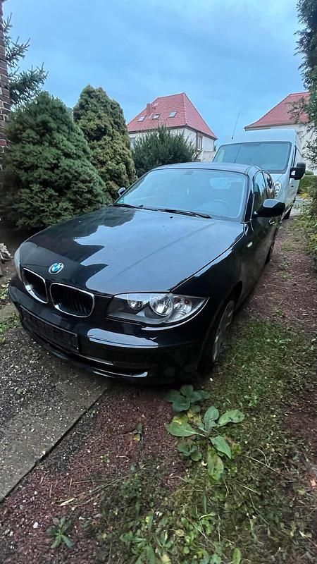 Schwarz Gebraucht 2010 BMW 116 Kleinwagen | 6.000 € (Etwas zu teuer) - Bild 1/4