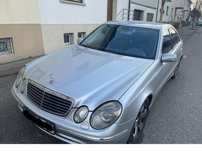 Silber Gebraucht 2005 Mercedes E220 Avantgarde Limousine | 1.800 € (Superpreis) - Bild 1/4