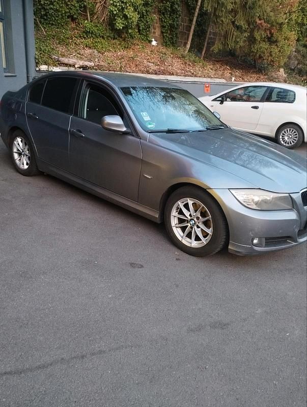 Gebraucht BMW 318 143 PS (105 kW) 2010 Silber Limousine