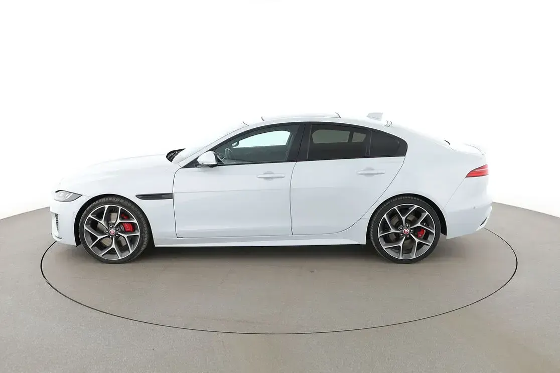 Gebraucht Jaguar XE R-Dynamic 301 PS (221 kW) 2021 Weiß Limousine