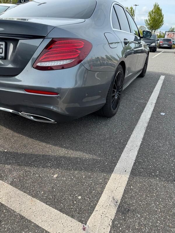 Grau Gebraucht 2019 Mercedes E220 AMG line Limousine | 33.500 € (Fairer Preis) - Bild 1/4