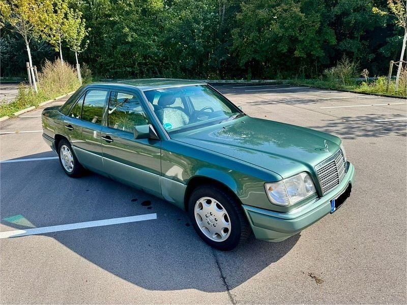 Usata Mercedes E220 150 CV (110 kW) 1994 Verde Berlina